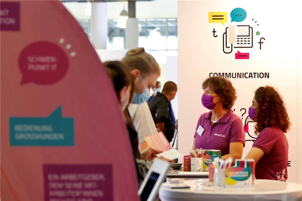Jobmesse Dortmund bietet Chance auf Traumjob: „Die Maske stört nicht“ Unternehmen, wie hier die 2016 gegründete Firma VR Voice, bieten interessierten Bewerbern auf der Jobmesse Dortmund Ausbildungs- und Arbeitsplätze an. 15 Beschäftigte zählt das IT-Unternehmen derzeit. „Wir wollen aber weiter organisch wachsen und suchen in diesem Jahr noch zwei und für das nächste Jahr zwei bis drei neue Mitarbeiterinnen bzw. Mitarbeiter“, sagt Nils Schmidt.