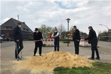 Unternehmer Franz-Josef May (v.l.), AWO-Unterbezirksvorsitzender Wolfram Kuschke, Bürgermeister Thomas Orlowski, Landrat Mario Löhr und Ausschussvorsitzender Jochen Westermann wirbeln den Sand auf. An dieser Stelle entsteht das Radparkhaus.