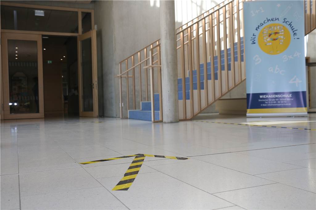 So starten Werner Schulen: „Corona bestimmt weiter unseren Schul-Alltag“ Unterricht unter besonderen Bedingungen: An der Wiehagenschule in Werne gilt weiter ein Einbahnstraßen-System auf den Fluren.