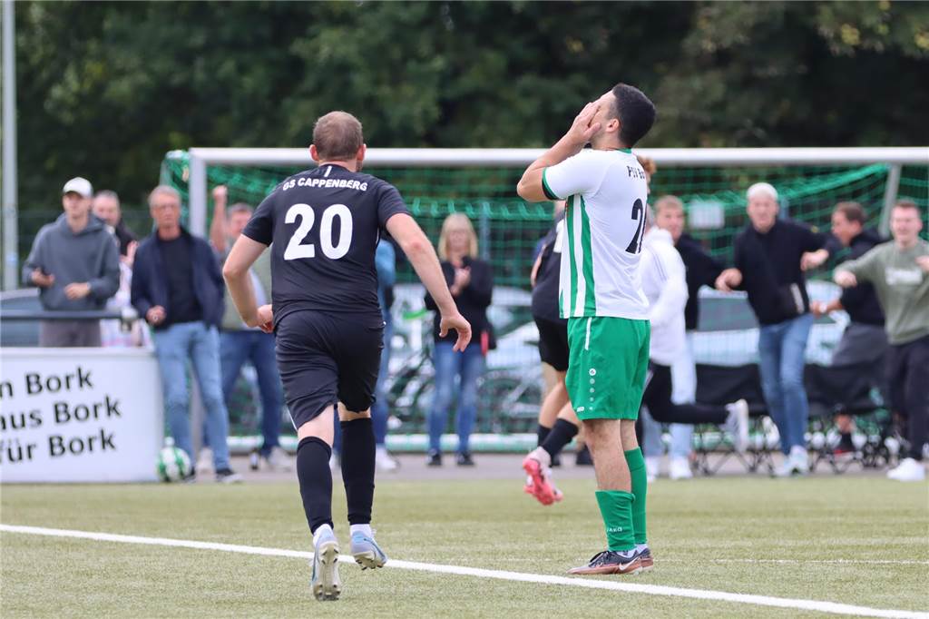 Statistische Auswertung der Hinrunde in Selm, Olfen und Nordkirchen Ein Spieler von Cappenberg jubelt, während ein Spieler von Bork die Hände vor das Gesicht hält.
