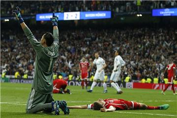 Unterschiedliche Gefühlswelten: Real-Torwart Keylor Navas (l.) jubelt, Bayerns Thomas Müller liegt am Boden.