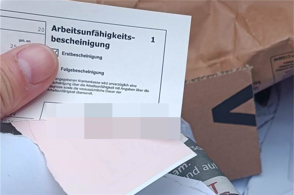 Sensible Patientendaten im Müll entsorgt: Unterlagen grob zerrissen Unterschiedliche Unterlagen fanden sich im Papiermüll.