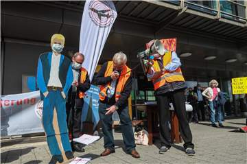 Unterschriften für einen Papp-Oberbürgermeister: Die Schutzgemeinschaft Fluglärm protestierte vor dem Dortmunder Flughafen.