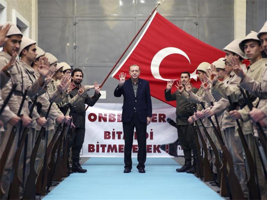 Merkel betrübt über Erdogans Nazi-Vergleich Unterstützer in historischen Militäruniformen begrüßen den türkischen Staatspräsidenten Erdogan. Die Beziehungen zu Deutschland sind auf dem Tiefpunkt. Foto: Yasin Bulbul