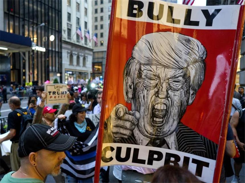 Scharfer Gegenwind für Trump Unterstützer und Gegner von Trump treffen in New York aufeinander. Foto: Craig Ruttle