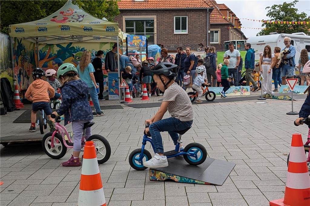 Unterstützt von Ahauser Vereinen, boten zahlreiche Stationen Spielspaß am Samstag (17.8.). Beim Wochenmarkt gab es etwas ganz Besonderes: Erstklässler konnten mit ihrer neuen Schultüte vorbeikommen, die dann mit gesunden Überraschungen gefüllt wurde.