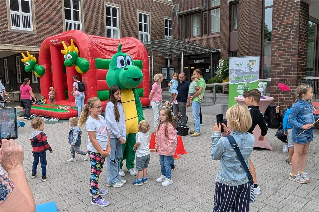 Unterstützt von Ahauser Vereinen, boten zahlreiche Stationen Spielspaß am Samstag (17.8.). Beim Wochenmarkt gab es etwas ganz Besonderes: Erstklässler konnten mit ihrer neuen Schultüte vorbeikommen, die dann mit gesunden Überraschungen gefüllt wurde.