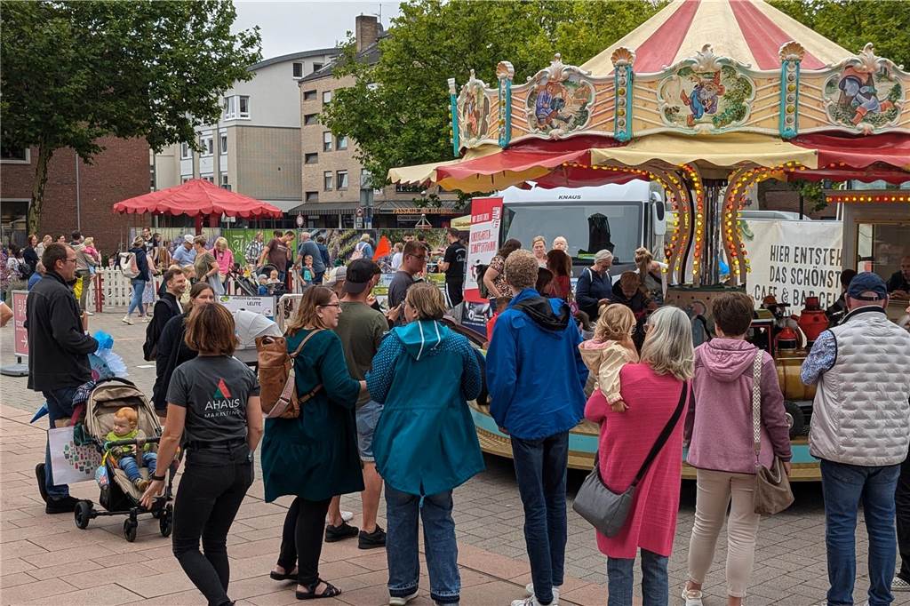 Unterstützt von Ahauser Vereinen, boten zahlreiche Stationen Spielspaß am Samstag (17.8.). Beim Wochenmarkt gab es etwas ganz Besonderes: Erstklässler konnten mit ihrer neuen Schultüte vorbeikommen, die dann mit gesunden Überraschungen gefüllt wurde.