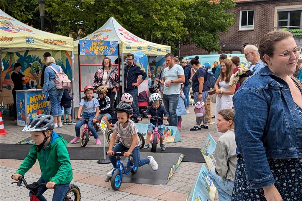 Unterstützt von Ahauser Vereinen, boten zahlreiche Stationen Spielspaß am Samstag (17.8.). Beim Wochenmarkt gab es etwas ganz Besonderes: Erstklässler konnten mit ihrer neuen Schultüte vorbeikommen, die dann mit gesunden Überraschungen gefüllt wurde.