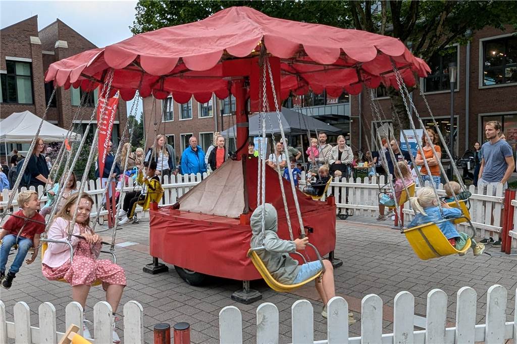 Unterstützt von Ahauser Vereinen, boten zahlreiche Stationen Spielspaß am Samstag (17.8.). Beim Wochenmarkt gab es etwas ganz Besonderes: Erstklässler konnten mit ihrer neuen Schultüte vorbeikommen, die dann mit gesunden Überraschungen gefüllt wurde.
