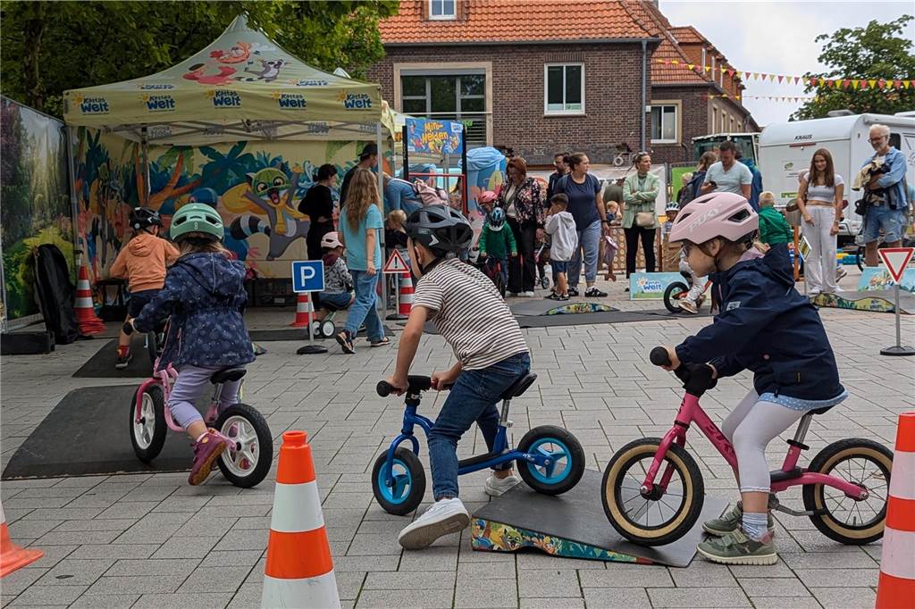Unterstützt von Ahauser Vereinen, boten zahlreiche Stationen Spielspaß am Samstag (17.8.). Beim Wochenmarkt gab es etwas ganz Besonderes: Erstklässler konnten mit ihrer neuen Schultüte vorbeikommen, die dann mit gesunden Überraschungen gefüllt wurde.
