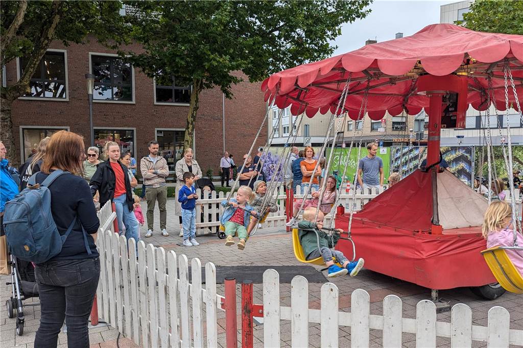 Unterstützt von Ahauser Vereinen, boten zahlreiche Stationen Spielspaß am Samstag (17.8.). Beim Wochenmarkt gab es etwas ganz Besonderes: Erstklässler konnten mit ihrer neuen Schultüte vorbeikommen, die dann mit gesunden Überraschungen gefüllt wurde.