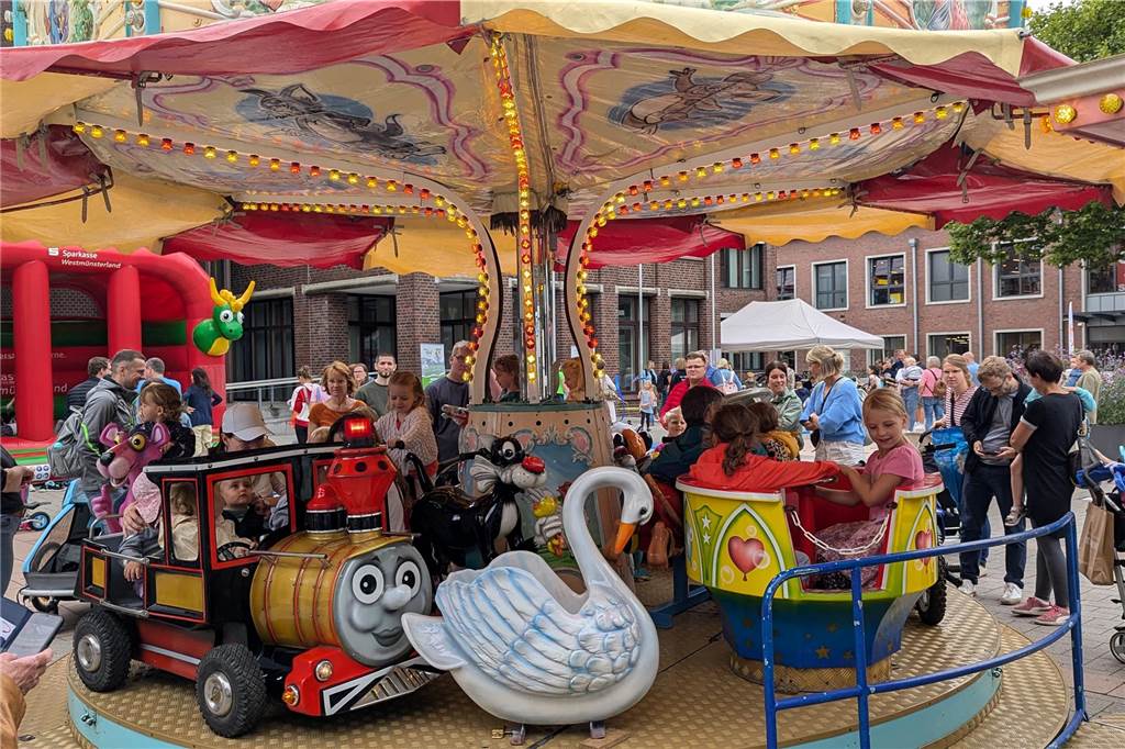 Unterstützt von Ahauser Vereinen, boten zahlreiche Stationen Spielspaß am Samstag (17.8.). Beim Wochenmarkt gab es etwas ganz Besonderes: Erstklässler konnten mit ihrer neuen Schultüte vorbeikommen, die dann mit gesunden Überraschungen gefüllt wurde.