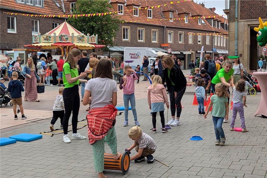 Unterstützt von Ahauser Vereinen, boten zahlreiche Stationen Spielspaß am Samstag (17.8.). Beim Wochenmarkt gab es etwas ganz Besonderes: Erstklässler konnten mit ihrer neuen Schultüte vorbeikommen, die dann mit gesunden Überraschungen gefüllt wurde.