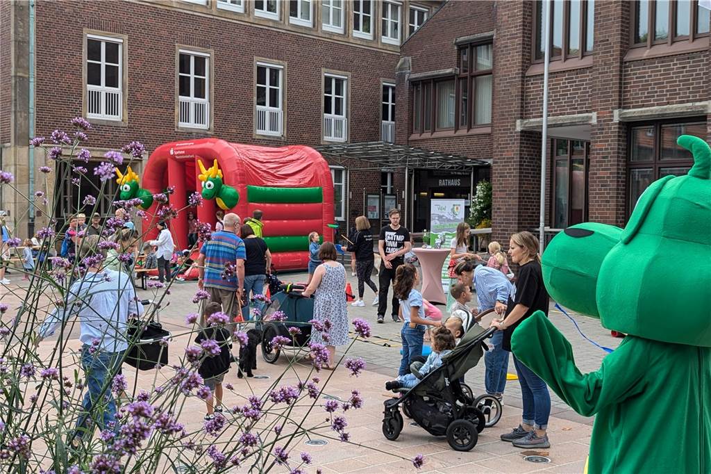 Unterstützt von Ahauser Vereinen, boten zahlreiche Stationen Spielspaß am Samstag (17.8.). Beim Wochenmarkt gab es etwas ganz Besonderes: Erstklässler konnten mit ihrer neuen Schultüte vorbeikommen, die dann mit gesunden Überraschungen gefüllt wurde.