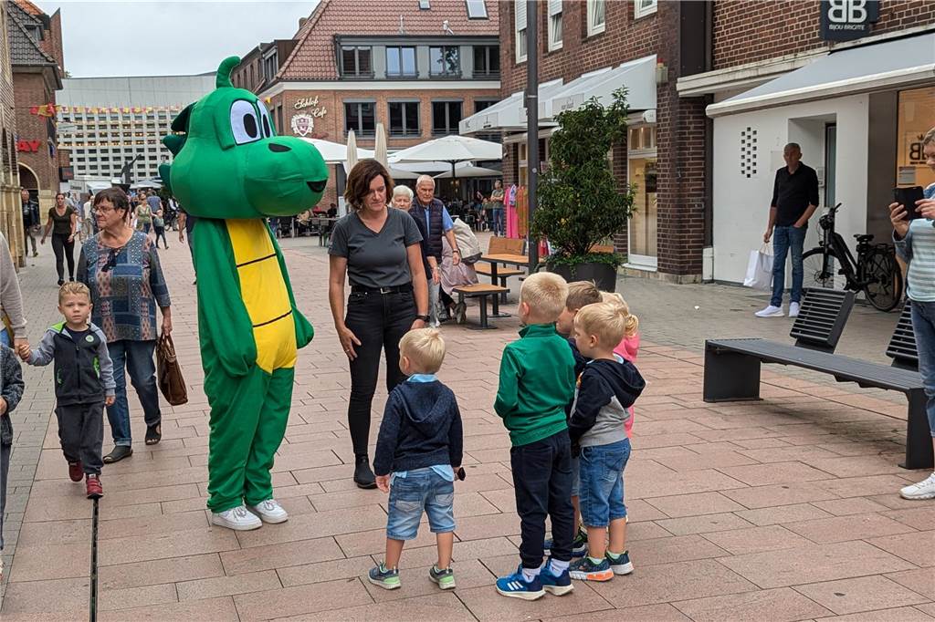 Unterstützt von Ahauser Vereinen, boten zahlreiche Stationen Spielspaß am Samstag (17.8.). Beim Wochenmarkt gab es etwas ganz Besonderes: Erstklässler konnten mit ihrer neuen Schultüte vorbeikommen, die dann mit gesunden Überraschungen gefüllt wurde.