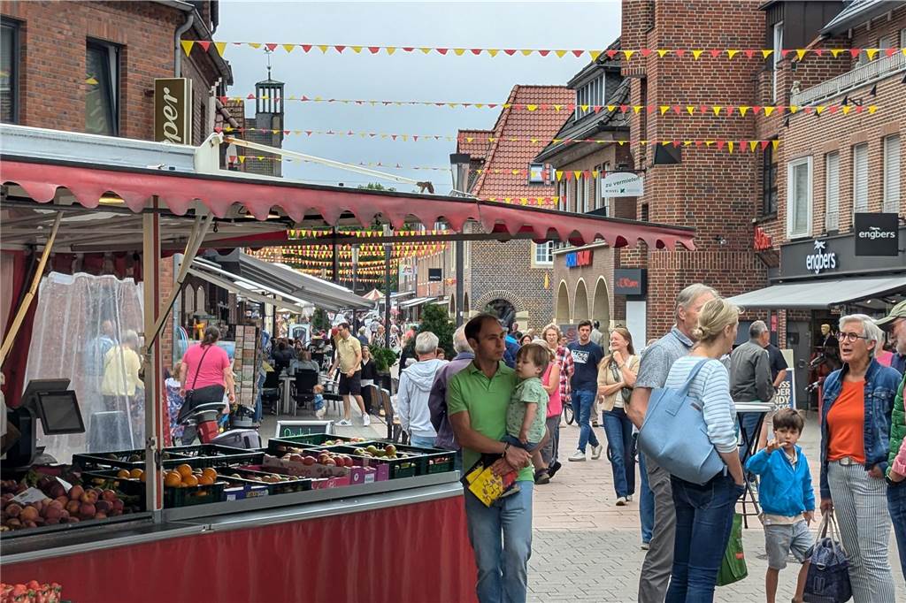 Unterstützt von Ahauser Vereinen, boten zahlreiche Stationen Spielspaß am Samstag (17.8.). Beim Wochenmarkt gab es etwas ganz Besonderes: Erstklässler konnten mit ihrer neuen Schultüte vorbeikommen, die dann mit gesunden Überraschungen gefüllt wurde.