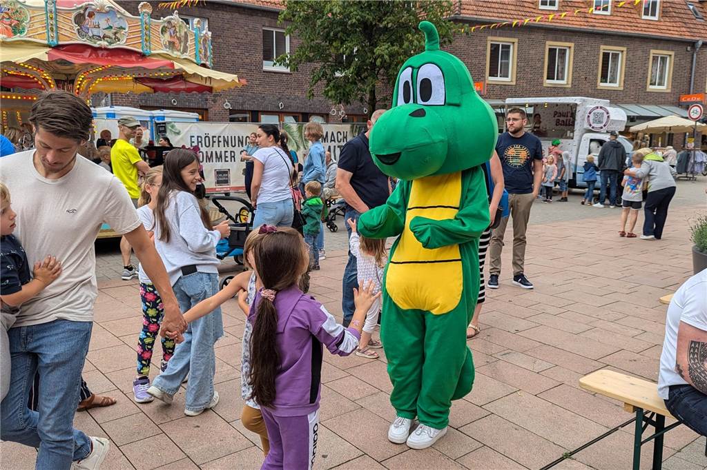 Unterstützt von Ahauser Vereinen, boten zahlreiche Stationen Spielspaß am Samstag (17.8.). Beim Wochenmarkt gab es etwas ganz Besonderes: Erstklässler konnten mit ihrer neuen Schultüte vorbeikommen, die dann mit gesunden Überraschungen gefüllt wurde.
