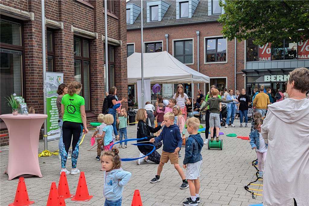 Unterstützt von Ahauser Vereinen, boten zahlreiche Stationen Spielspaß am Samstag (17.8.). Beim Wochenmarkt gab es etwas ganz Besonderes: Erstklässler konnten mit ihrer neuen Schultüte vorbeikommen, die dann mit gesunden Überraschungen gefüllt wurde.