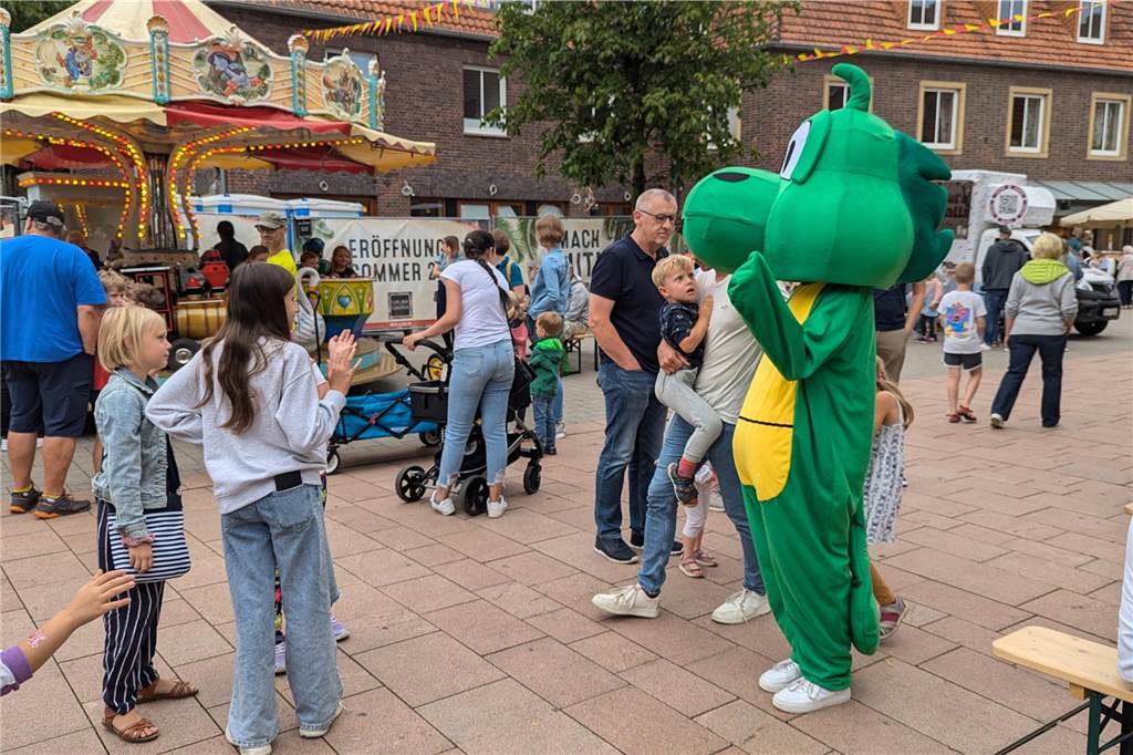 Unterstützt von Ahauser Vereinen, boten zahlreiche Stationen Spielspaß am Samstag (17.8.). Beim Wochenmarkt gab es etwas ganz Besonderes: Erstklässler konnten mit ihrer neuen Schultüte vorbeikommen, die dann mit gesunden Überraschungen gefüllt wurde.