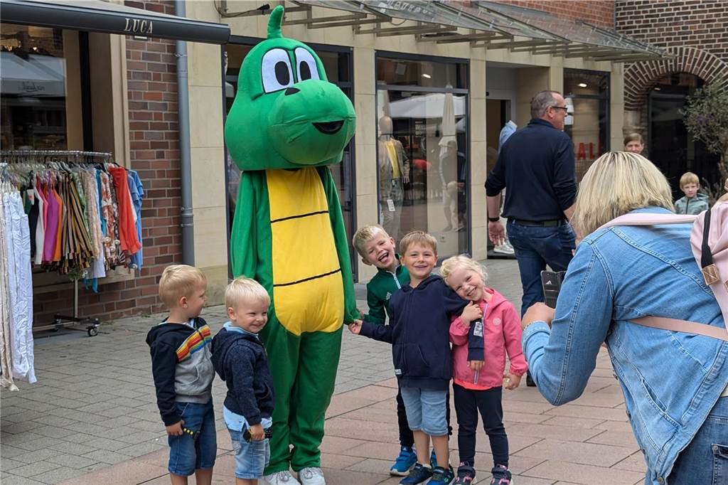 Unterstützt von Ahauser Vereinen, boten zahlreiche Stationen Spielspaß am Samstag (17.8.). Beim Wochenmarkt gab es etwas ganz Besonderes: Erstklässler konnten mit ihrer neuen Schultüte vorbeikommen, die dann mit gesunden Überraschungen gefüllt wurde.