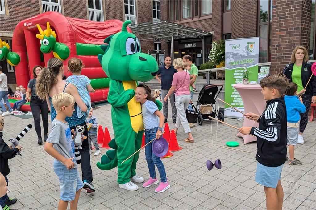 Unterstützt von Ahauser Vereinen, boten zahlreiche Stationen Spielspaß am Samstag (17.8.). Beim Wochenmarkt gab es etwas ganz Besonderes: Erstklässler konnten mit ihrer neuen Schultüte vorbeikommen, die dann mit gesunden Überraschungen gefüllt wurde.
