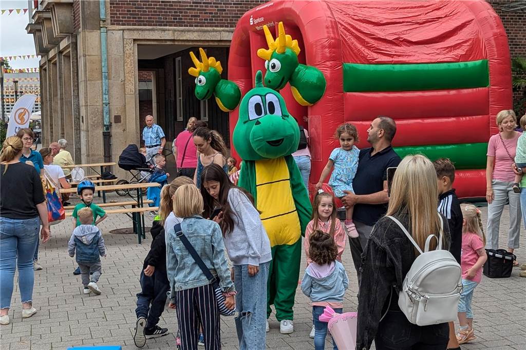 Unterstützt von Ahauser Vereinen, boten zahlreiche Stationen Spielspaß am Samstag (17.8.). Beim Wochenmarkt gab es etwas ganz Besonderes: Erstklässler konnten mit ihrer neuen Schultüte vorbeikommen, die dann mit gesunden Überraschungen gefüllt wurde.