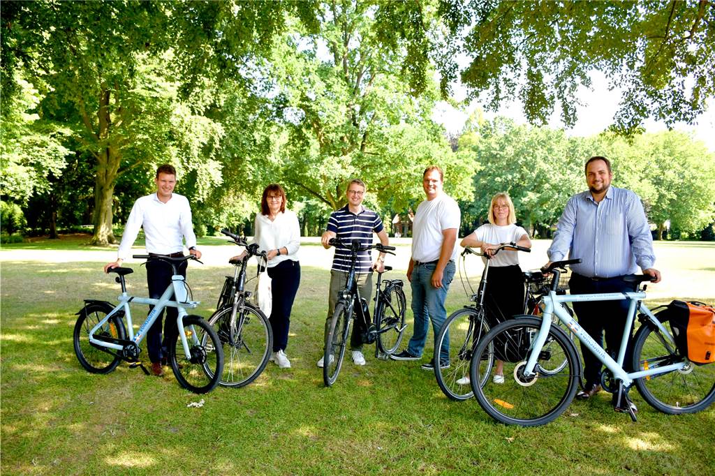 Unterstützt von der Volksbank Gronau-Ahaus haben Ahaus Marketing und Touristik (AMT) um Geschäftsführer Benedikt Homölle (3.v.l.), der Runde Tisch Nachhaltigkeit Ahaus (vertreten durch Marianne Stark-Westkamp; 2.v.l.) und Landwirte aus Ahaus haben die Fietsentour gemeinsam organisiert.
