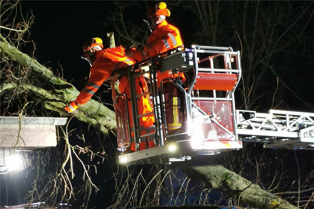 Neues Tief Antonia im Anflug - ruhige Nacht zu Sonntag für Feuerwehren Unterstützung bekam die Feuerwehr in Selm in der Nacht zu Samstag von den Stadtwerken, die mit einem Ladekran und Mitarbeitern halfen, Sturmschäden zu beseitigen.