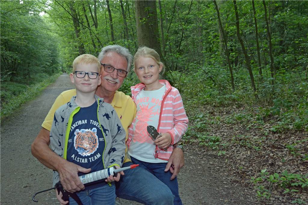 Opa Gisbert und seine Enkel markieren die neuen Werner Wanderwege Unterstützung bekommt Bensch auf seiner Mission von seinen Enkeln Verena (8) und Christopher (7).