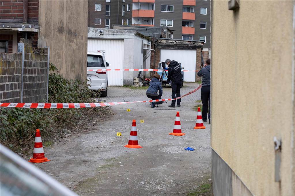 Kontrolle in Gelsenkirchen eskaliert: Dortmunderin mit Messer angegriffen und verletzt Kriminaltechniker auf einem Hinterhof in Gelsenkirchen nach einem versuchten Tötungsdelikt.
