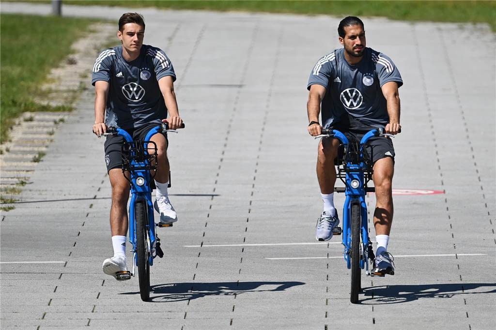 Unterwegs auf dem Rad: Emre Can (r.) und Florian Neuhaus.