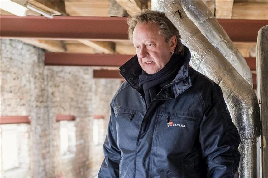 Die Rückkehr der Hausmeister Unterwegs in wichtiger Mission: Jens Krüger ist Hausmeister vom Unternehmen Facilita. Foto: Kristin Bethge