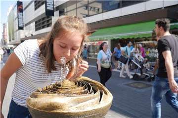 Unterwegs kann der Durst an den bronzenen Brunnen vom Wasserversorger DEW21 gelöscht werden.