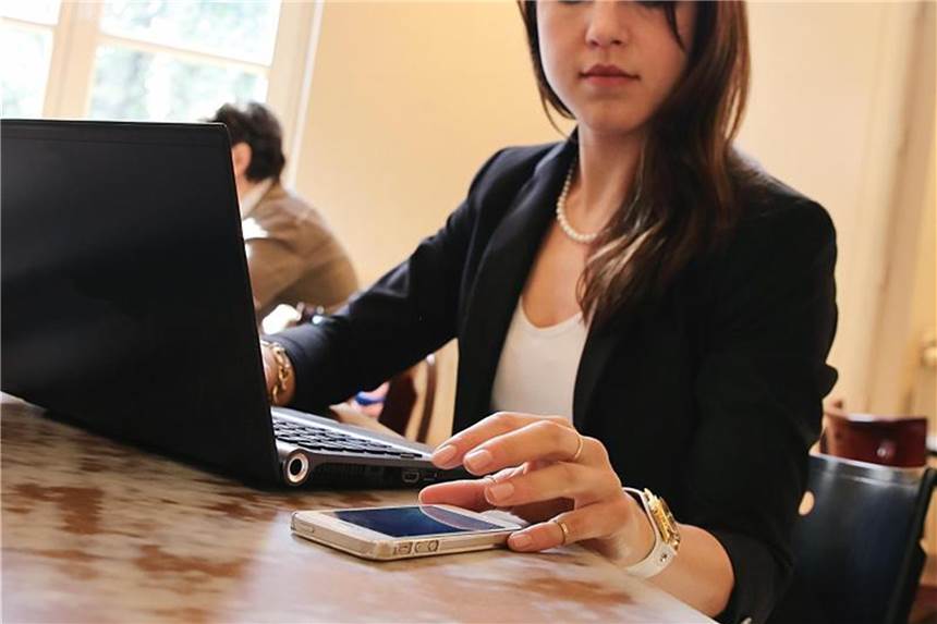 Sechs Jobs für ausrangierte Smartphones Unterwegs kann ein eigentlich ausrangiertes Smartphone auch prima als mobiler Zugangspunkt für das Internet genutzt werden. Foto: Mascha Brichta