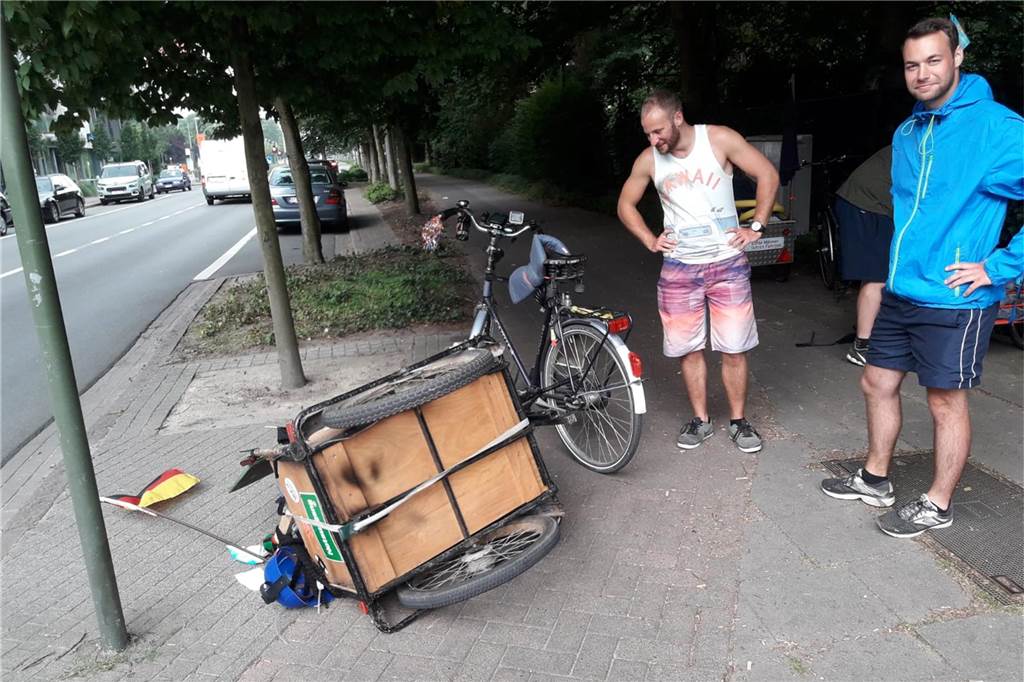 Mit dem Hollandrad nach London: Freundesgruppe startet besondere Reise Fahrradanhänger ist umgekippt.