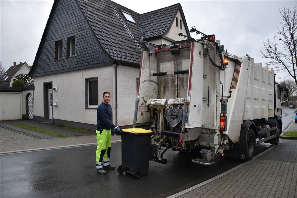 Kleine Müllautos für enge Straßen in Lünen sorgen für mehr Sicherheit Unterwegs mit dem Mini-Müllauto. Mark Thomeh von der WBL im Einsatz in der Barbarasiedlung in Lünen.
