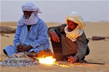 Unterwegs mit echten Touareg in Algerien: Erlebnisse mit Einheimischen sind auf Rundreisen verstärkt gefragt. Foto: Andrea Bahmann
