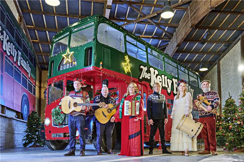 Theater, Shows, Konzerte: Weihnachtliches für die ganze Familie die kelly family vor ohrem alten bus mit weihnachtsdeko