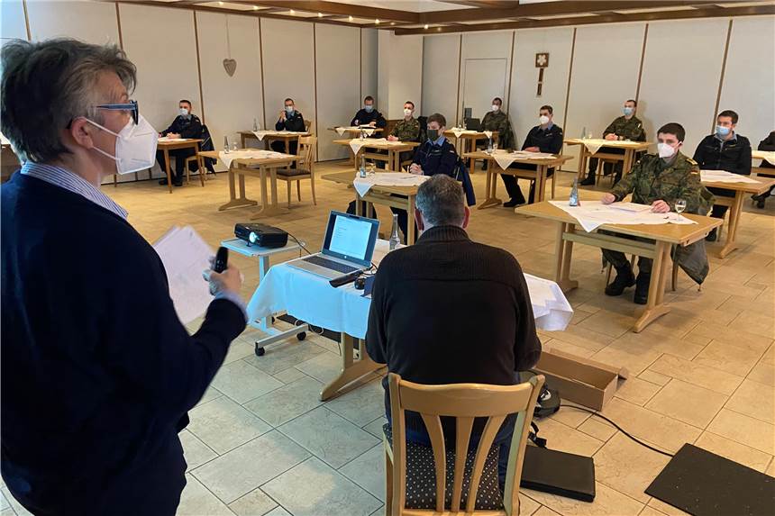 Marinesoldaten führen jetzt Schnelltests in Seniorenheimen durch Unterweisung: Simona Hüls, Hygienebeauftragte des Caritasverbandes, informierte die Soldaten über die Arbeitsweisen zum Schutz vor dem Coronavirus.