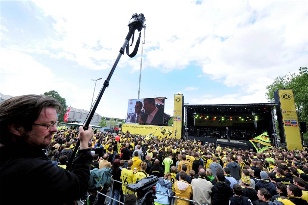 Unüberschaubar war die Menschenmenge vor der Bühne bei der Meisterfeier 2011.