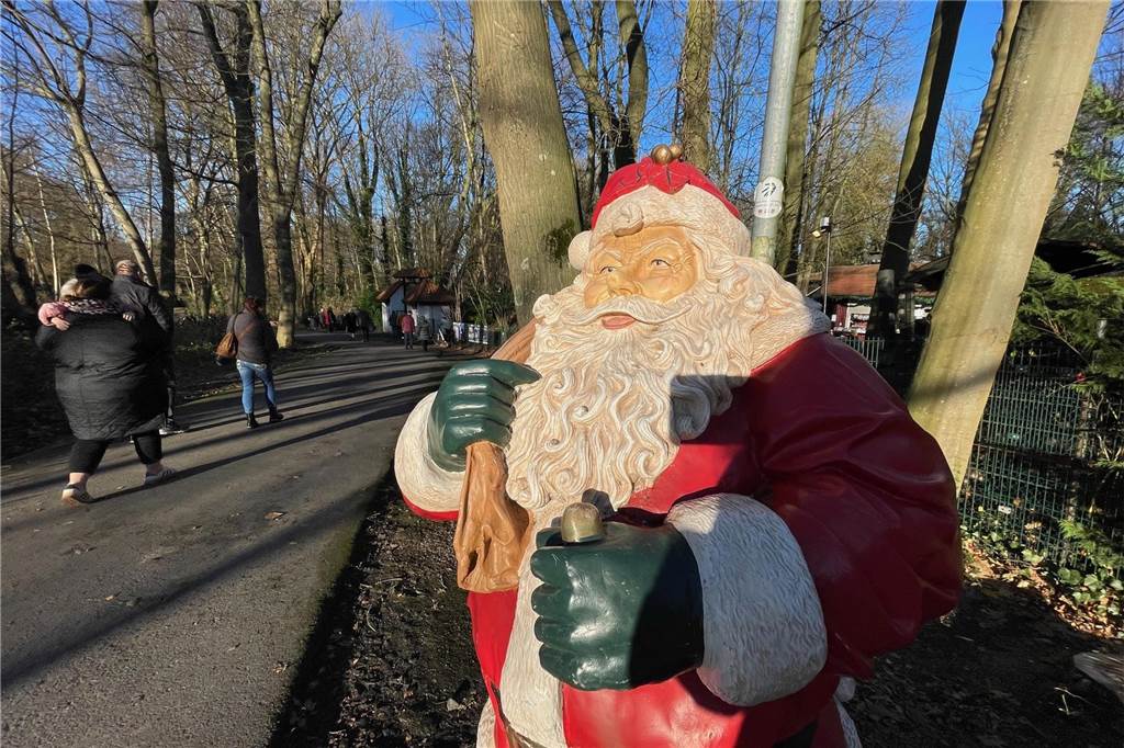 Adventsmarkt der Freilichtbühne Werne 2024: Günstiger Glühwein und gediegene Geschenkideen Unübersehbar: der Weihnachtsmann steht an der Straße Südring in Werne und lädt am ersten Adventswochenende ein, auf das Gelände der Freilichtbühne zu kommen.