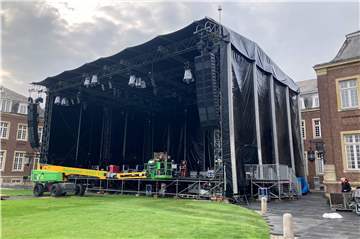 Unübersehbar: die Bühne für das Sommerkonzert der NRW-Landesregierung  vorm Schloss Nordkirchen.
