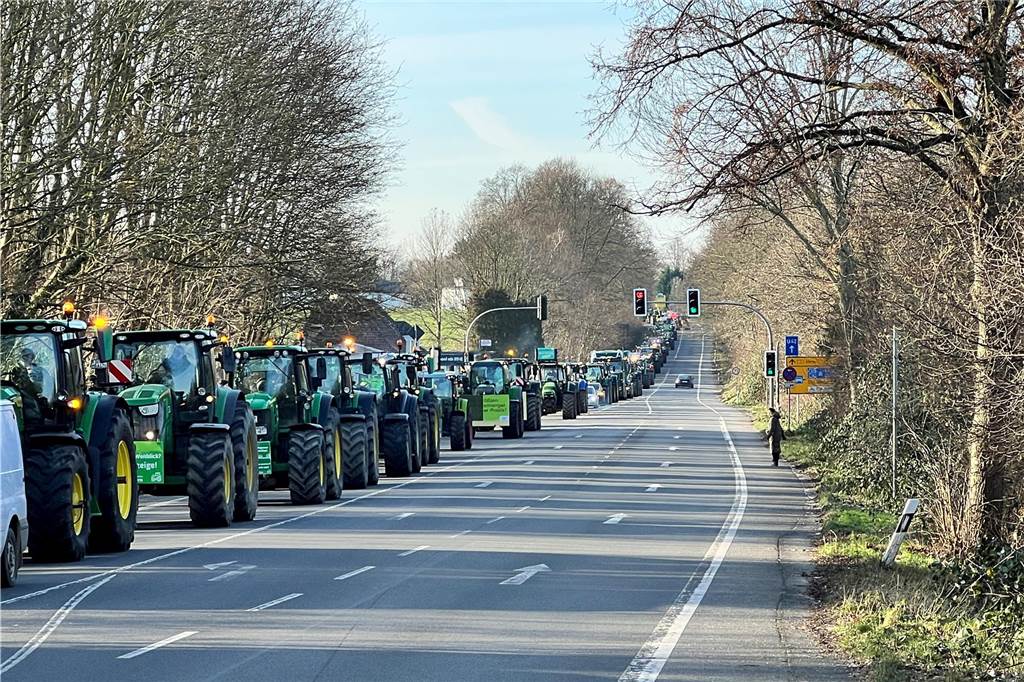 Unübersehbar lang war die Kette der Traktoren, die sich am 8. Januar über die B1 zwischen Unna und Werl erstreckt.