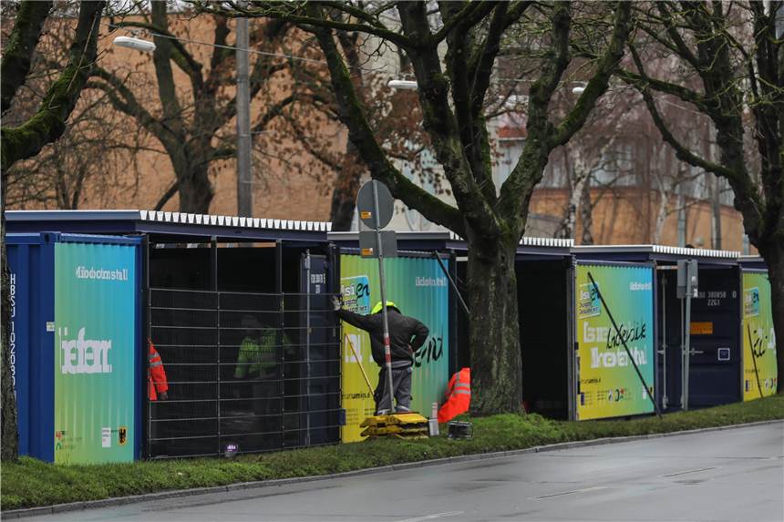 Container am Ostwall sollen für weniger Autoverkehr in der City sorgen Unübersehbar sind die blauen Container am Rande des Ostwalls. Sie bilden ein „Mikrodepot“ auf Zeit.