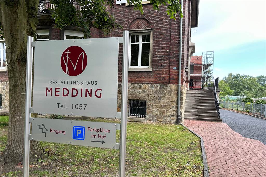 Bestattungshaus Medding: Umzug nach 91 Jahren bietet mehr Möglichkeiten Unübersehbar steht das Schild vor der alten Villla an der Ludgeristraße, das allen signalisiert: Hier ist jetzt der Sitz des Bestattungshauses Medding.