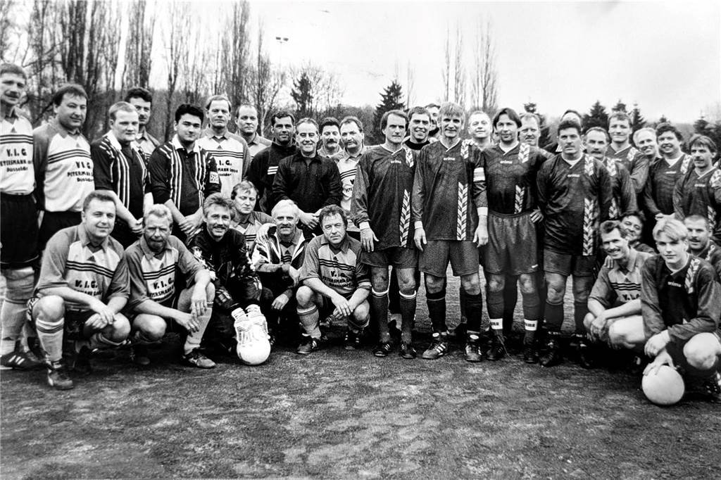 Geboren am 5.5.55: Magische Zahl bestimmt das Leben von Michael Ahrens Die besten Fußballer aus Schwerte sammeln sich auf einem Schwarzweißfoto für ein Erinnerungsbild mit Fußball-Weltmeister Wolfgang Overath.