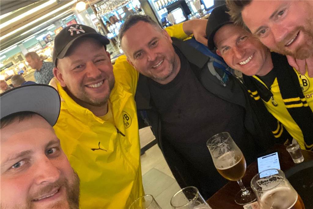 BVB-Fans aus dem Ostvest melden sich aus London Unverhofft kommt oft: Ein Ire, der am Bahnhof auf seinen Zug wartete, lud die Waltroper Truppe rund um BVB-Podcaster Stefan Fürst (2.v.l.) und Felix Trümper (l.) auf einen "Kurzen" ein.