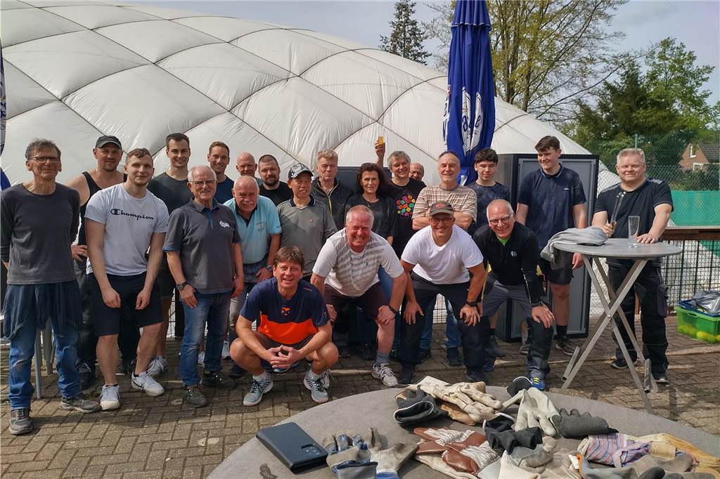 Unverkennbar: Die Traglufthalle des TC Bergkamen-Weddinghofen (Hintergrund) ist wieder abgebaut. Die Mitglieder haben ganze Arbeit geleistet.