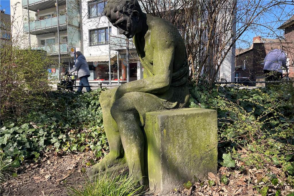 Die Skulptur „Müder Wanderer“ steht im Tobiaspark in Lünen.